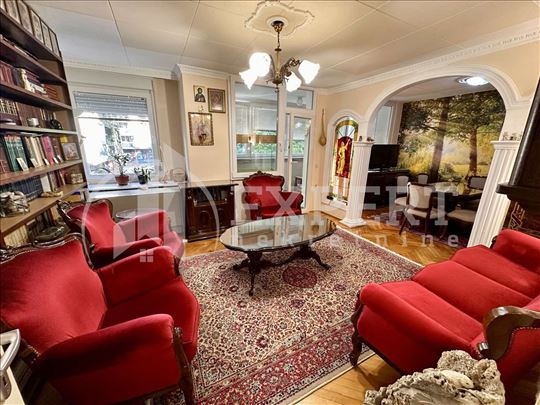 Trosoban  stan, početak Bul. Nemanjića, I  sprat, 