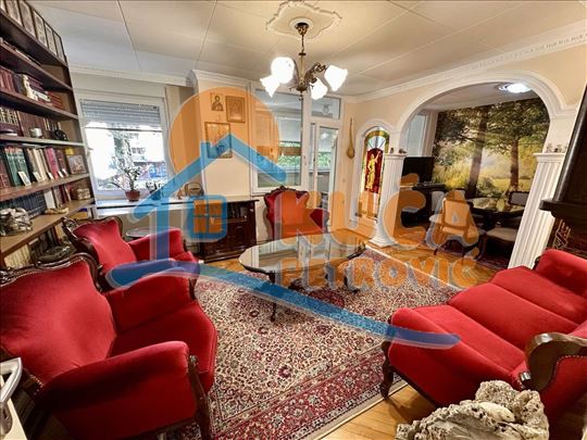 Trosoban  stan, početak Bul. Nemanjića, I  sprat, 