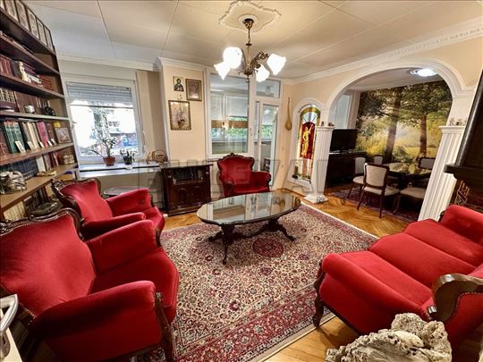 Trosoban  stan, početak Bul. Nemanjića, I  sprat, 