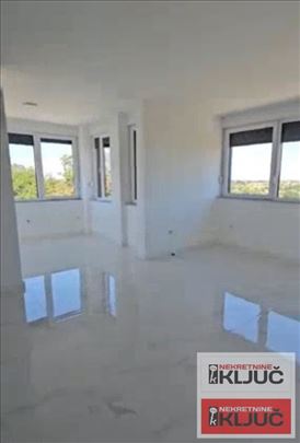 Alibegovac, 200m2, Četvorosoban-Penthouse sa Bazen