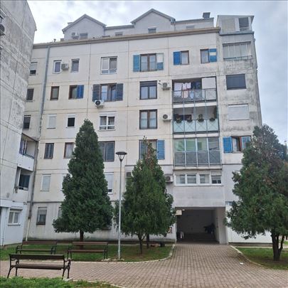 Bela zgrada kod MUP-a, uknjižen, odmah useljiv