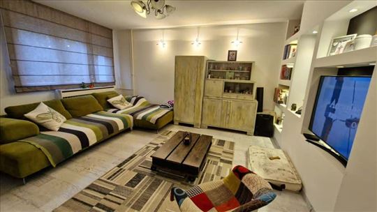 Bez ulaganja! Renoviran i potpuno namešten stan