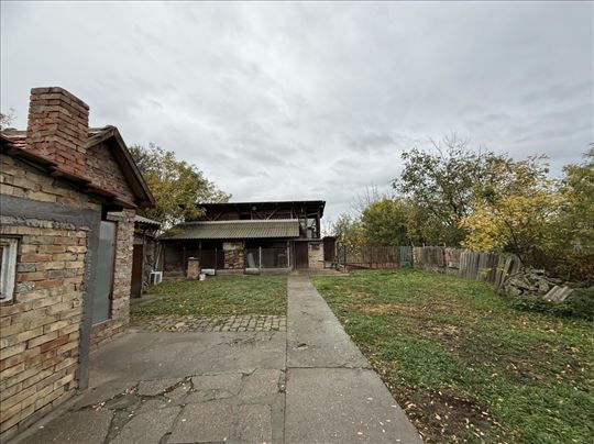 Broker - Na kraj sela siva kuća