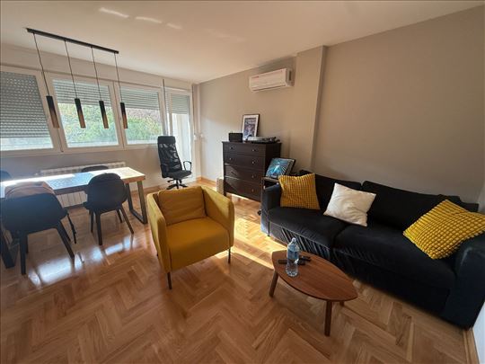 Fontana, kompletno renoviran, prelep stan