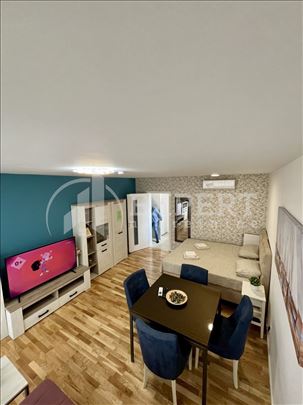 Izdaje se četvorosoban stan u blizini crkve Sv. Lu