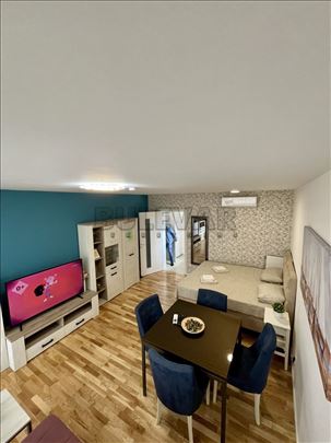 Izdaje se četvorosoban stan u blizini crkve Sv. Lu