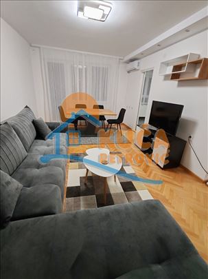 Izdaje se dvosoban stan kod Bulevarske pijace, 57m