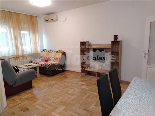 Izdajem dvoiposoban, lep, funkcionalan stan 