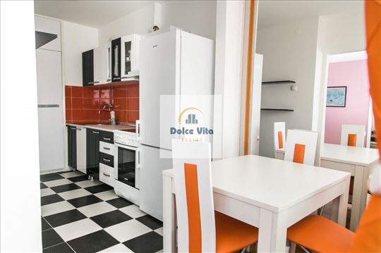 Komforan namešten trosoban sa pogledom na hotel Ha