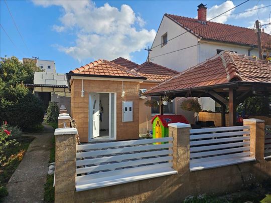 Na prodaju renovirana kuća u Zemunu