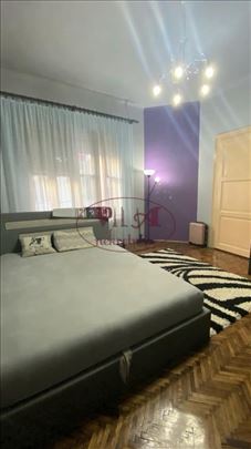 Novi Sad, Centar, Lep dvoiposoban salonac sa parki