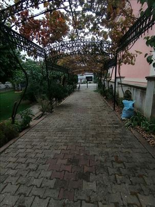 Petosoban stan u kući 170m2, uračunate komunalije