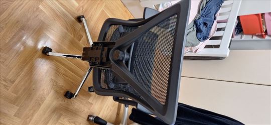 Prodajem 2 stolice - 1 malo noviju i drugu staru