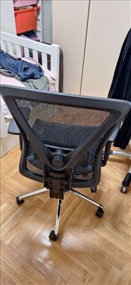 Prodajem 2 stolice - 1 malo noviju i drugu staru