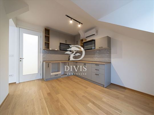 Renoviran 4.5 stan u ulici Kraljice Natalije 131m2