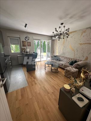 Stan sa dvorištem kod Paunovog brega