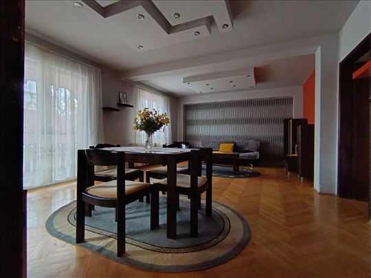 Trosoban namesten stan u Centru