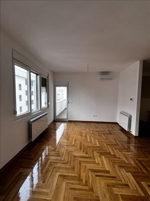 Trosoban stan u lux zgradi na Vračaru