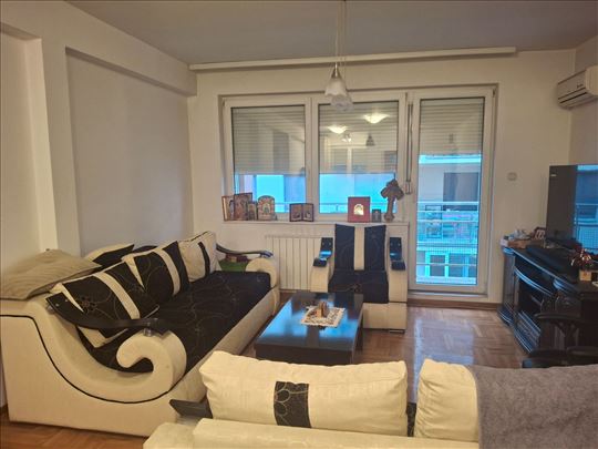 Trosoban Stan u Zemunu ul.Rade Končara