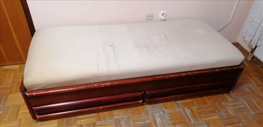 Dva ista kreveta i pisaći sto od ružinog drveta