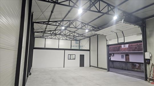 Hala, Borča, 261 m2