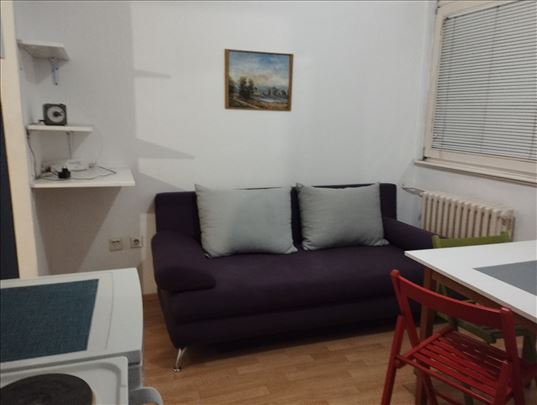 Lepa garsonjera -Zvezdara Ustanička