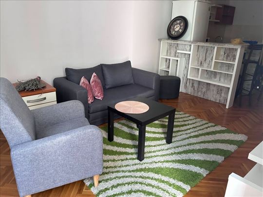 Namesten jednoiposoban stan na Grbavici i parking