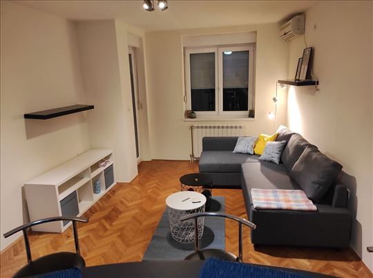 Namesten jednoiposoban stan u centru, Zeleznicka