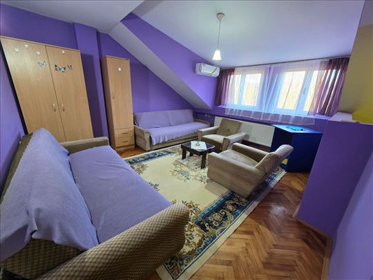 Nameštena garsonjera u centru