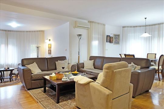 Novi Banovci, uknjizen kuca, retko u ponudi 260m2