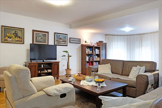 Novi Banovci, uknjizena vila, retko u ponudi