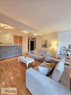 Odličan-namešten sa 2 garažna mesta