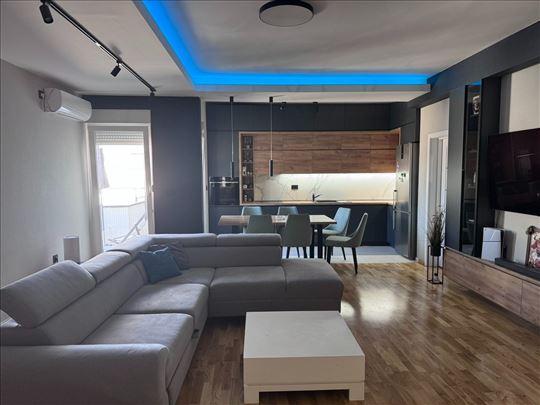 Prelep četvorosoban stan na Petrovaradinu !