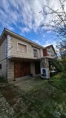 Prodaje se kuca sa placem, odlicna lokacija