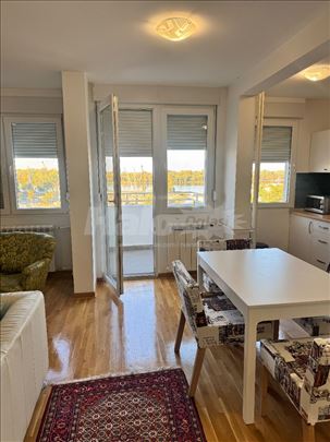 Renovirana garsonjera sa pogledom na Dunav