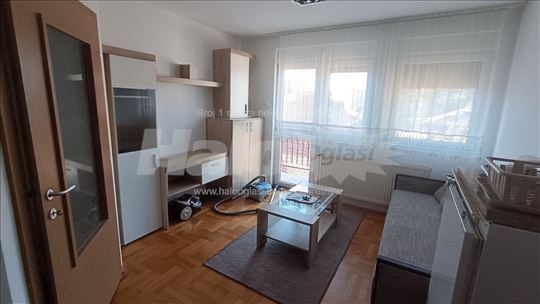 Stan je extra,namesten i blizu pravnog fakulteta !