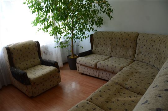 Ugaona garnitura + fotelja