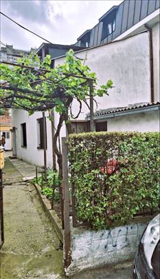 Voždovačka crkva, Kralja Vladimira, dvoetažna kuća