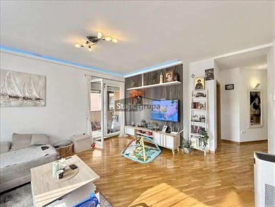 Namešten, velika terasa, parking mesto u ceni