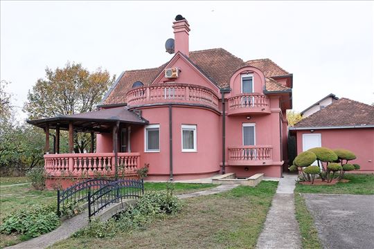 Novi Banovci, uknjizena vila, retko u ponudi