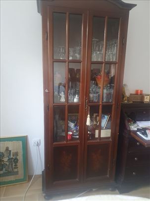 Prodajem stilsku vitrinu