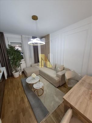 Trosoban, luksuzno opremljen, neuseljavan stan, Sq