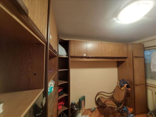 Ugaoni ugradni orman