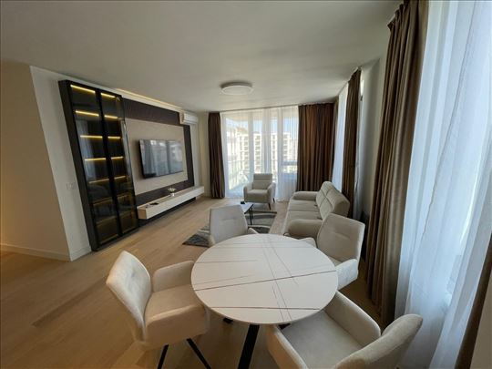 Elegantan, svetao i prostran stan