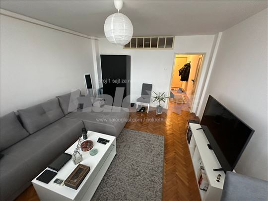 Izdajem namešten jednosobni stan od 32 m 2 .