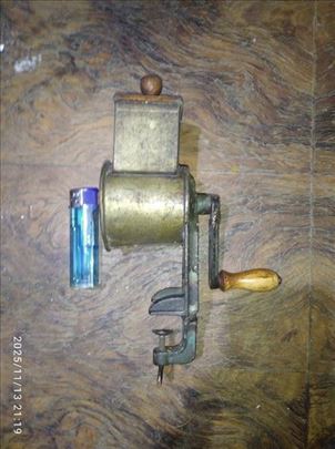 Masinica za mlevenje oraha Titan