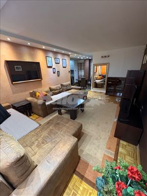 Vlasnik, premium lokacija, full opremljen, kao nov