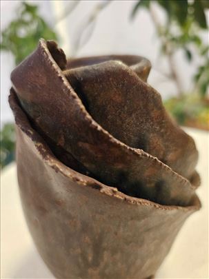 Braon vaza sa žutozelenim prelivima prelepe forme