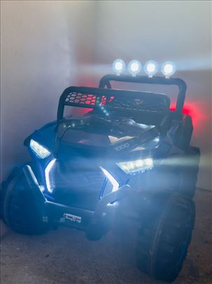 Dečiji auto na akomulator 4x4 dva akumulatora 