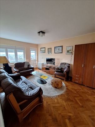 Konforan renoviran stan u centru Panceva